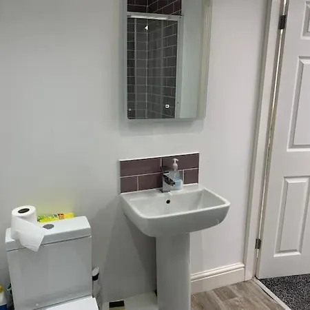Huge Close To Centre With Free Secure Parking Apartment *