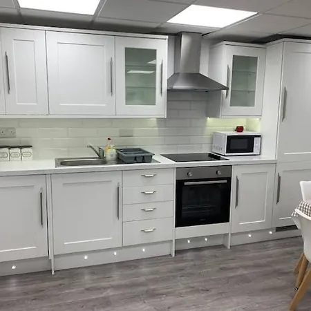 Apartment Huge Close To Centre With Free Secure Parking *