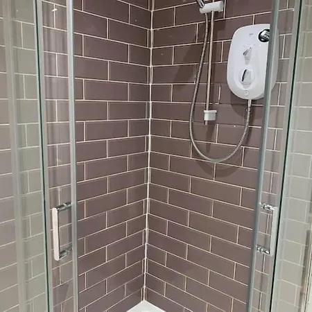 Huge Close To Centre With Free Secure Parking Apartment *