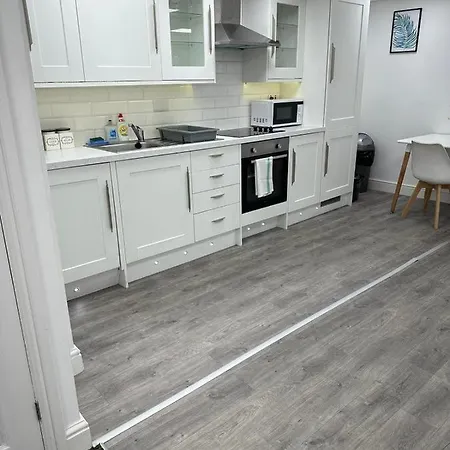 Huge Close To Centre With Free Secure Parking Leeds (West Yorkshire)